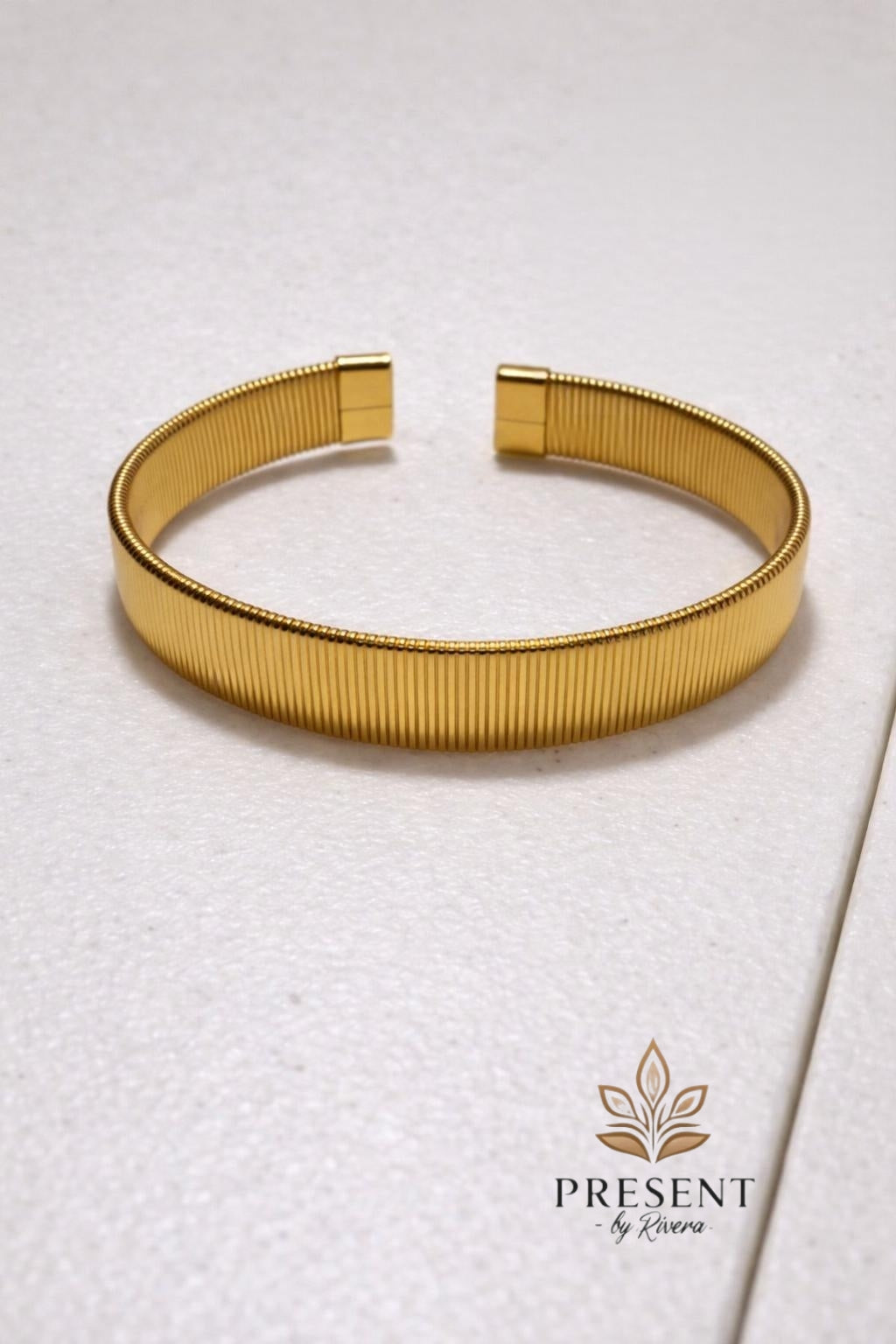 Curve gold bracelet