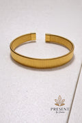 Curve gold bracelet
