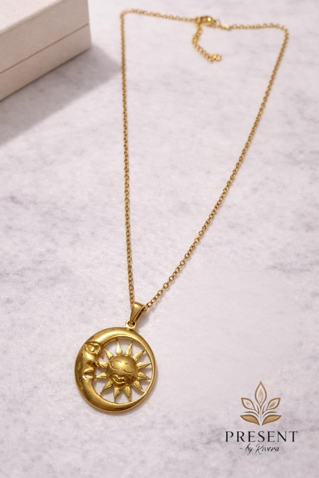 Cadena Sol y luna Oro necklace